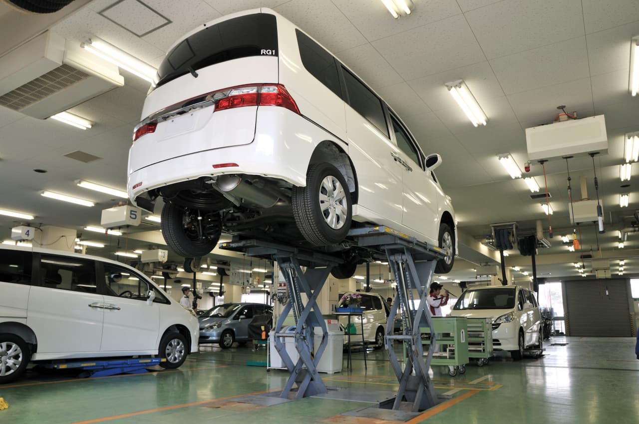 自動車整備工場内の風景
